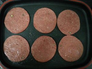 Untuk hasil yang terbaik gunakan pan yang tidak melekat. Panaskan beef salami sehingga tidak terlalu garing. Tidak perlu menggunakan minyak atau marjerin.
